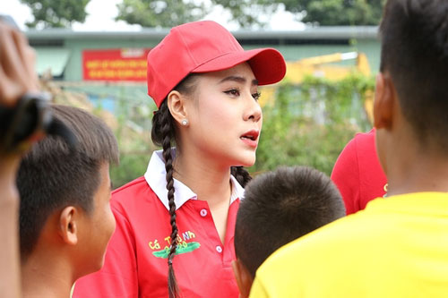 Hồ Bích Trâm, Thanh Thức vất vả chăm sóc 20 cầu thủ nhí