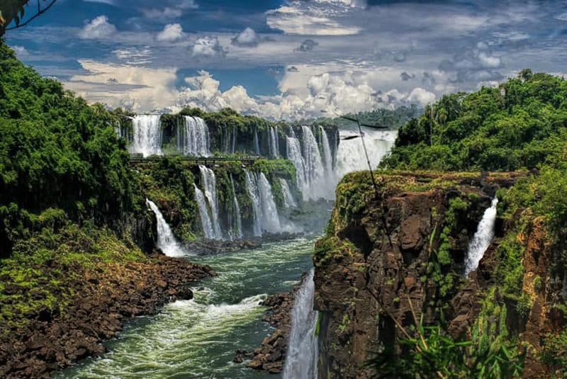 2. Thác Iguazu, Argentina và Brazil.