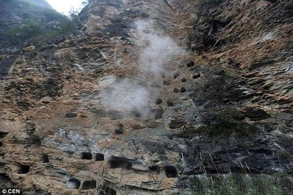 Bí ẩn những ngôi mộ treo lơ lửng trên vách đá 3.000 năm khiến nhà khoa học đau đầu lý giải