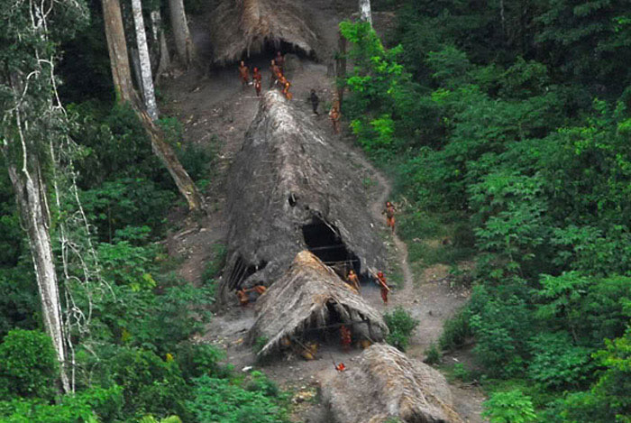 Bộ tộc sống biệt lập trên đảo hoang, đánh đuổi bất cứ ai đến gần