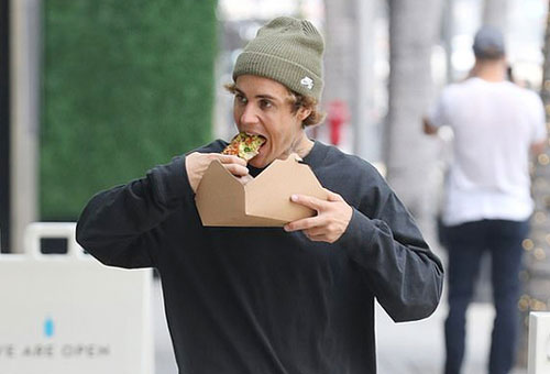 Justin Bieber ăn pizza trên phố