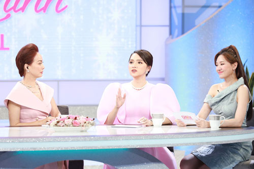 Hương Giang sắm đồ hiệu, chi hàng chục triệu đồng cho fan và nhân viên