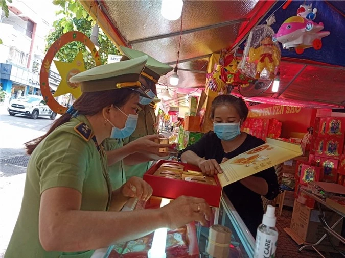 Lực lượng Quản lý thị trường Đắk Lắk kiểm tra mặt hàng bánh trung thu