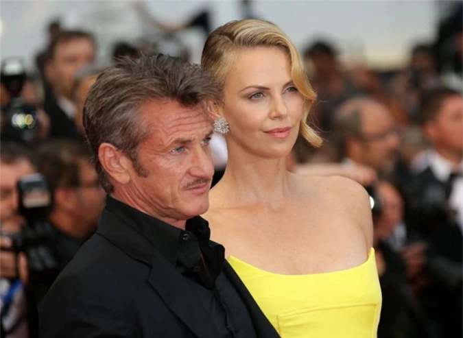 Charlize từng có khoảng hai năm hẹn hò Sean Penn.