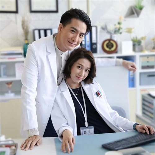 Đóng chung với Mã Quốc Minh, Chung Gia Hân kể cô từng rất thích phim đề tài y học On call 36 giờ mà Mã Quốc Minh đóng lúc trước.