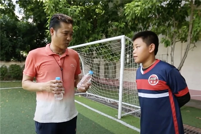 Cựu danh thủ Nguyễn Hồng Sơn tiếp tục giữ nhiệm vụ huấn luyện viên. Anh được khán giả yêu mến với chuyên môn vững vàng, tình yêu trẻ em.