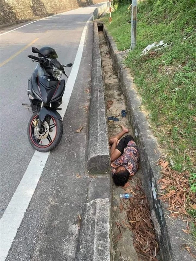 Hoảng hốt thấy người đàn ông co quắp trong rãnh thoát nước, lại gần nghe âm thanh lạ, người dân mới vỡ lẽ - Ảnh 2.