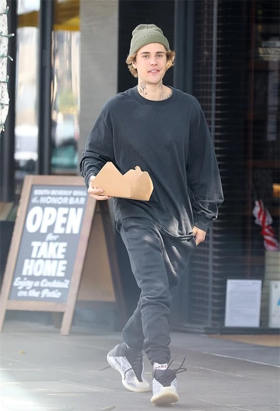 Justin Bieber đã có một ngày bận rộn hôm 17/9 trước khi phát hành ca khúc Holy lúc nửa đêm. Buổi sáng, nam ca sĩ đi mua pizza mang về nhà.