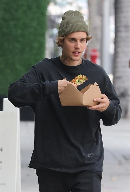 Không cưỡng được sức hấp dẫn của món ăn yêu thích, Bieber ăn luôn trên phố.