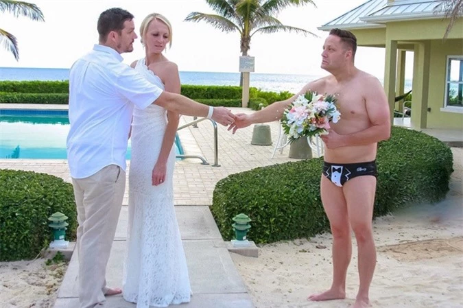 Đây là lần đầu tiên tôi được làm phù rể ở đám cưới tại biển Carribean, phù rể chia sẻ. Anh đã chọn trang phục táo bạo, chiếm tâm điểm của cặp nhân vật chính.