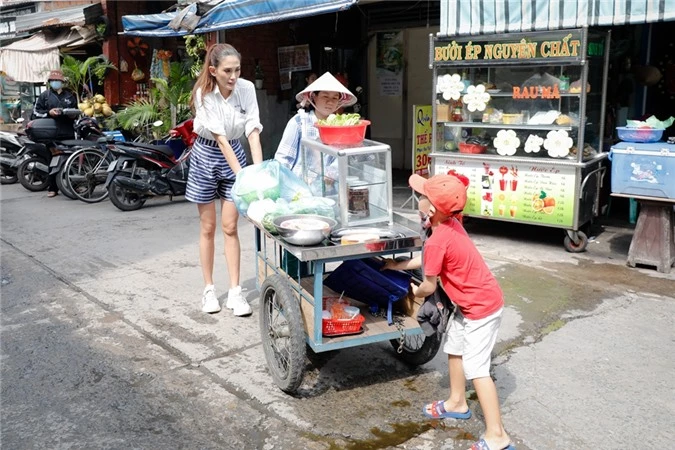 Nguồn sống của mẹ con chị Thu Liễu là một xe bán gỏi cuốn. Hoàng Yến dành một ngày giúp chị Liễu mưu sinh.