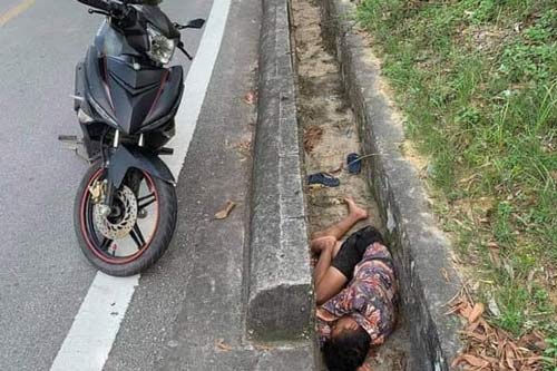 Hoảng hốt thấy người đàn ông co quắp trong rãnh thoát nước, lại gần nghe âm thanh lạ, người dân mới vỡ lẽ