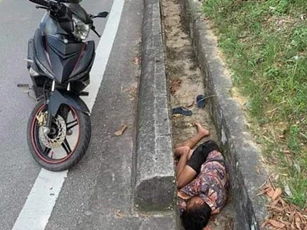 Hoảng hốt thấy người đàn ông co quắp trong rãnh thoát nước, lại gần nghe âm thanh lạ, người dân mới vỡ lẽ