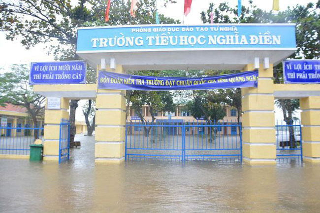 Nhiều tỉnh miền Trung cho học sinh nghỉ học tránh bão số 5