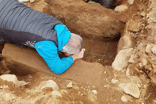 Đặt ống nước, vô tình 'mở cửa' mộ cổ 4.000 năm