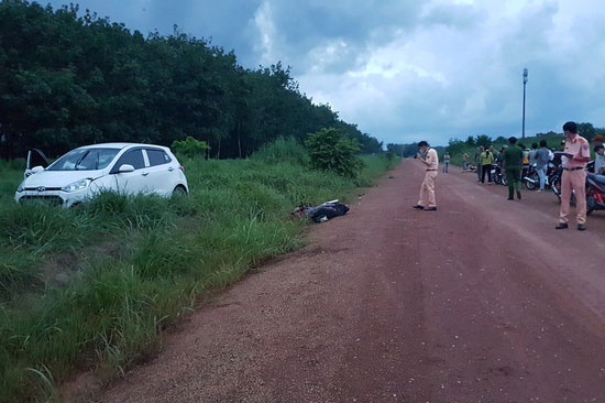 Ô tô đâm xe máy khiến ba cha con thương vong