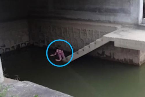 Phát hiện xác chết nữ, người đàn ông hoảng sợ báo cảnh sát, nhưng khi đến nơi kiểm tra mọi người đều tức giận nói không nên lời