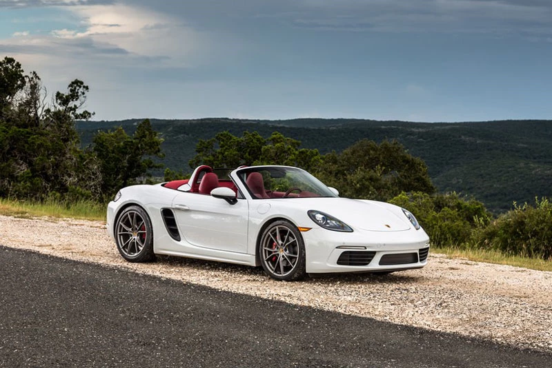 2. Porsche Boxster 2020 (giá khởi điểm: 59.600 USD).