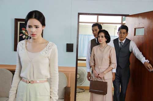 Về nhà trong ngày sinh nhật, thấy mẹ chồng nhìn thẫn thờ vào chùm cau hỏng trên bàn, tôi bỏ vào phòng bật khóc nức nở