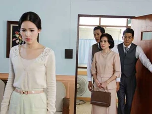 Về nhà trong ngày sinh nhật, thấy mẹ chồng nhìn thẫn thờ vào chùm cau hỏng trên bàn, tôi bỏ vào phòng bật khóc nức nở
