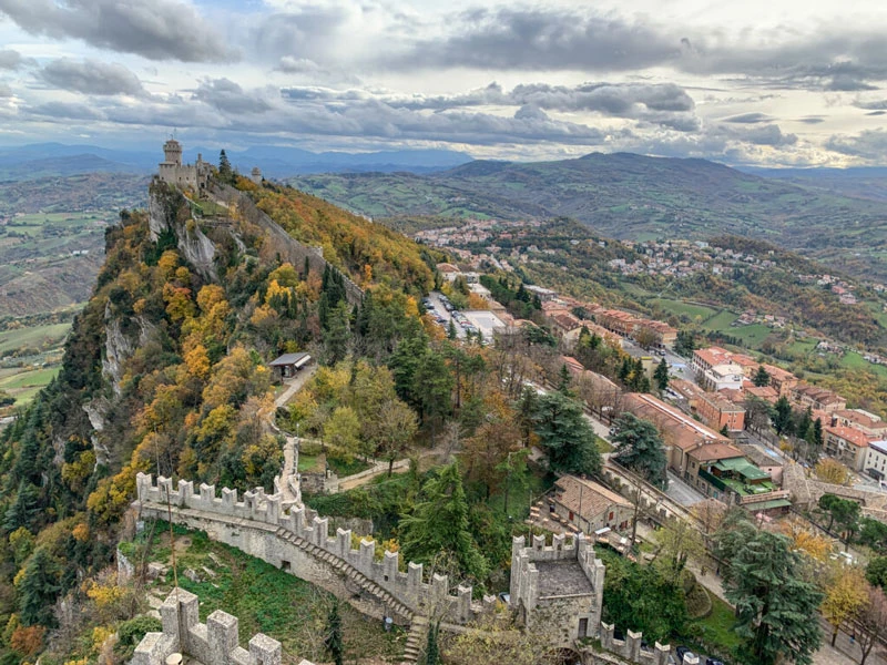 5. San Marino. Diện tích: 61 km2.