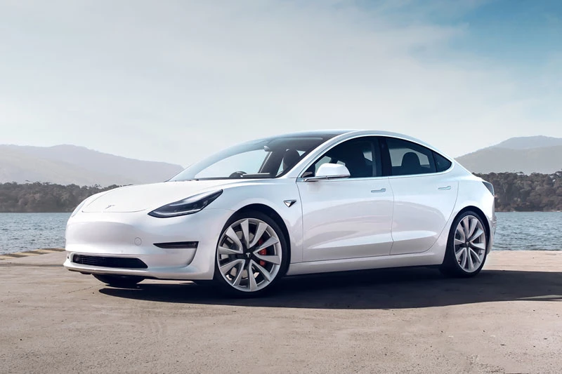 6. Tesla Model 3 (giá khởi điểm: 39.990 USD).