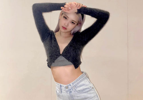 Chẳng cần hở bạo, Rosé (BLACKPINK) chỉ diện croptop "sương sương" cũng khiến fan "bấn loạn"
