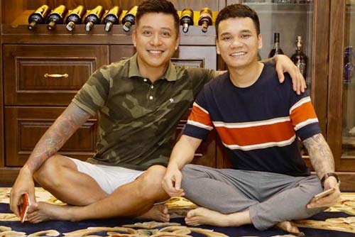 Tuấn Hưng hài hước "cà khịa" ông bố bỉm sữa Khắc Việt?