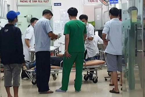 Bình Dương: Đang ăn cơm bị kẻ lạ mặt xông vào nhà chém gần lìa cánh tay