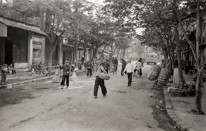 ha noi dau thap nien 1980 qua ong kinh cua nha ngoai giao anh