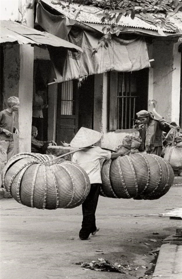 ha noi dau thap nien 1980 qua ong kinh cua nha ngoai giao anh