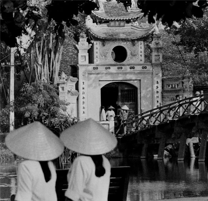 ha noi dau thap nien 1980 qua ong kinh cua nha ngoai giao anh