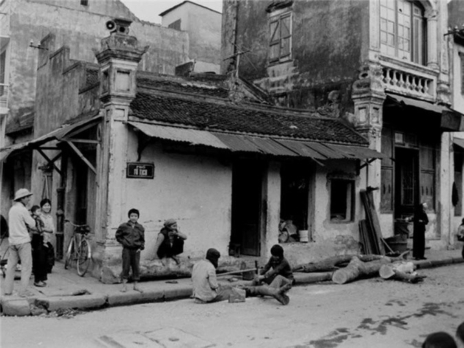 ha noi dau thap nien 1980 qua ong kinh cua nha ngoai giao anh