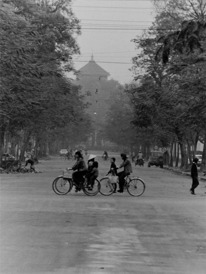 ha noi dau thap nien 1980 qua ong kinh cua nha ngoai giao anh