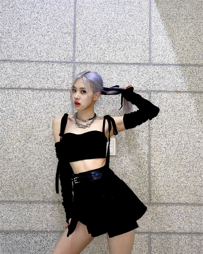 Với sự trưởng thành và phong cách thời trang đạt đến đỉnh cao, Rose Blackpink đang trở thành một trong những thần tượng thiếu nữ ngầu và cá tính nhất xứ Hàn. Hãy cùng xem hình ảnh mới nhất của cô nàng để cảm nhận được vẻ đẹp hoàn hảo của một idol Kpop đích thực.