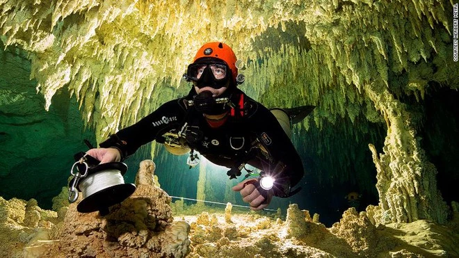 Các chuyên gia Mexico tìm kiếm lối vào hang động bí mật. Ảnh: CNN.