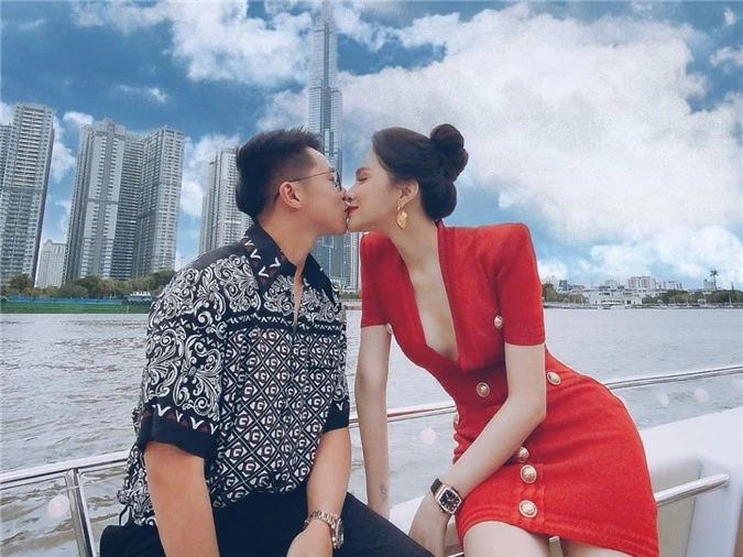 Hương Giang diện váy xẻ ngực, khoe vòng một gợi cảm. Gương mặt cô tràn đầy hạnh phúc bên Matt Liu khi họ hôn nhau trên sông Sai Gòn.
