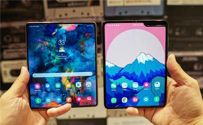 Samsung Galaxy Z Fold 2 (trái) và Galaxy Fold (phải)