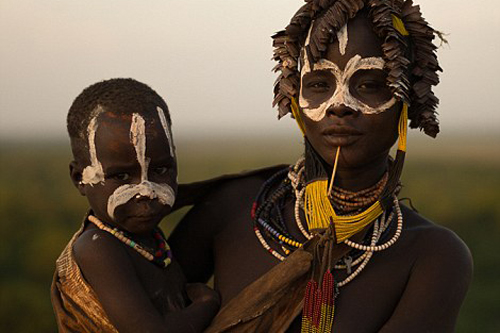 Kinh hãi bộ lạc chuyên hành quyết trẻ dị tật