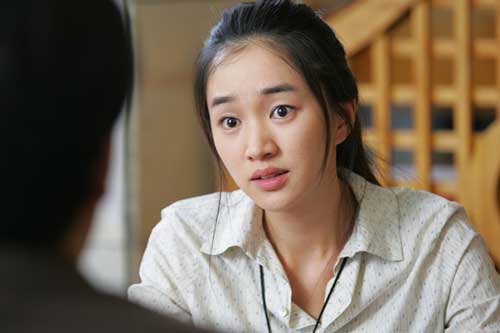 Thấy tôi gục xuống khóc sau khi nghe điện thoại từ chồng, sếp bỗng dúi chùm chìa khóa vào tay rồi nói 1 câu khiến tôi đơ người