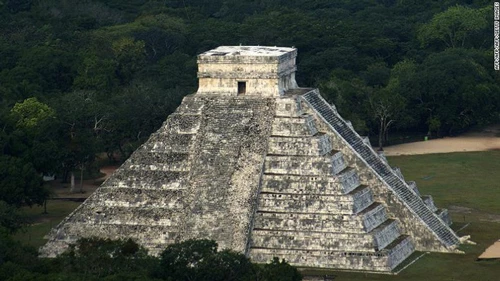 Hang động bí mật được cho là nằm bên dưới đền thờ El Castliio ở Mexico. Ảnh: CNN.