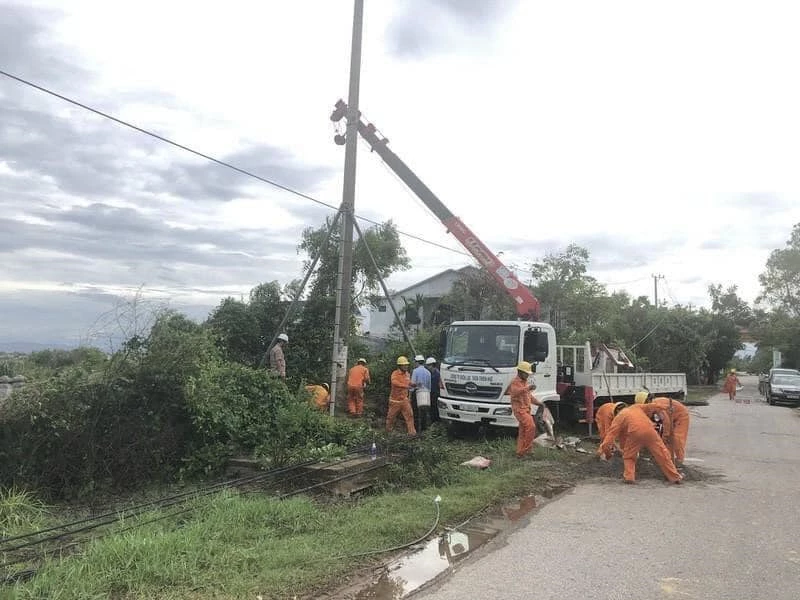 Điện lực tỉnh Thừa Thiên Huế khẩn trương khắc phục thiệt hại do bão số 5 gây ra. (Ảnh: T.N)