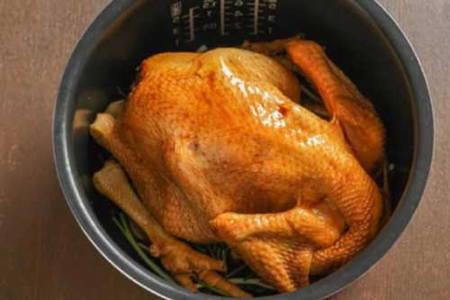 Cách làm gà nướng bằng nồi cơm điện nhàn tênh, ngon không kém ngoài hàng