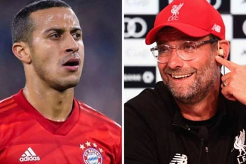 Thiago và HLV Juergen Klopp.