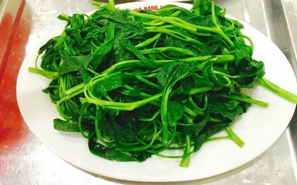 Mẹo luộc rau muống xanh giòn, không bị thâm đen