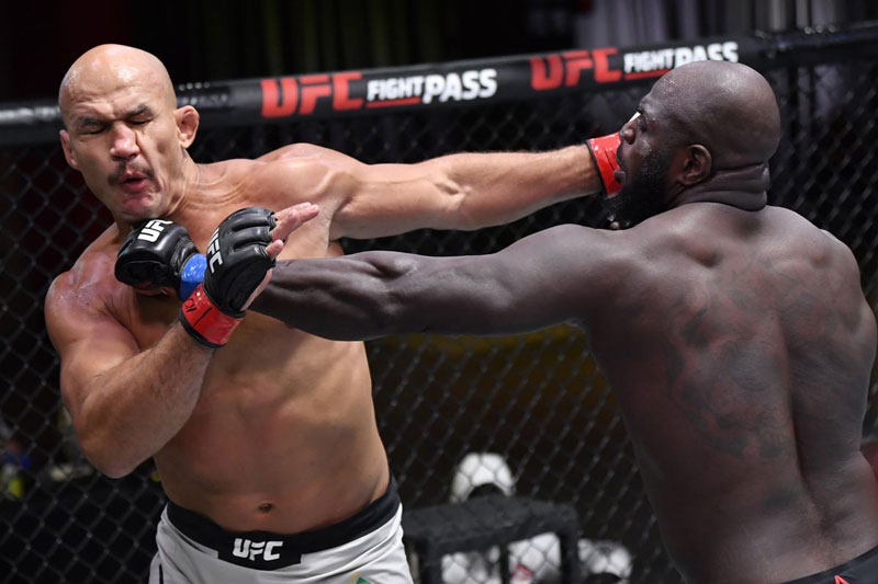 Võ sĩ UFC ra đòn như ‘vũ bão’ khiến đối thủ lãnh 22 cú đấm trong vài giây