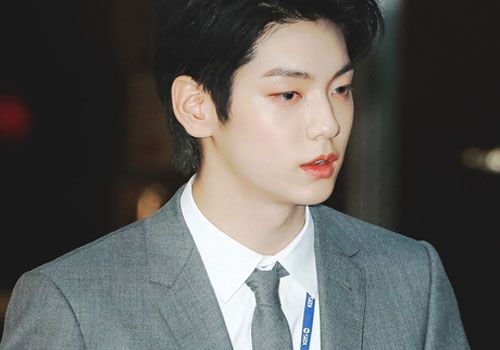 Mỹ nam TXT gây 'bão' vì visual cực soái trên đường đi làm về