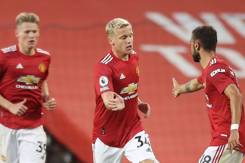Tân binh Van de Beek nổ súng, M.U vẫn thua thảm bởi người cũ Zaha