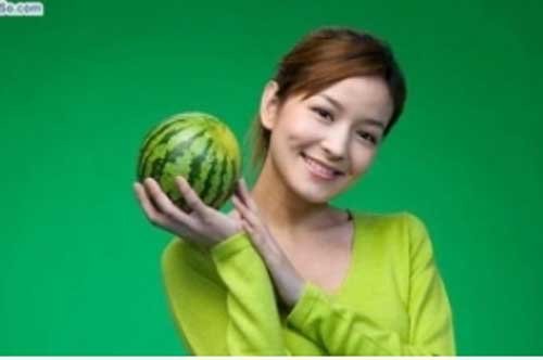 Độc đáo với mặt nạ trắng da chống nắng từ vỏ dưa hấu