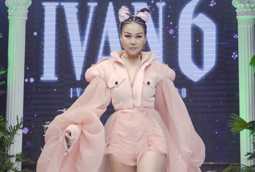 “Chị đại” Thanh Hằng “xuất cung”, catwalk hút hồn trên sàn runway